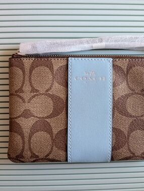 Coach Corner Zip Wristlet In Leather - Khaki/Waterfall